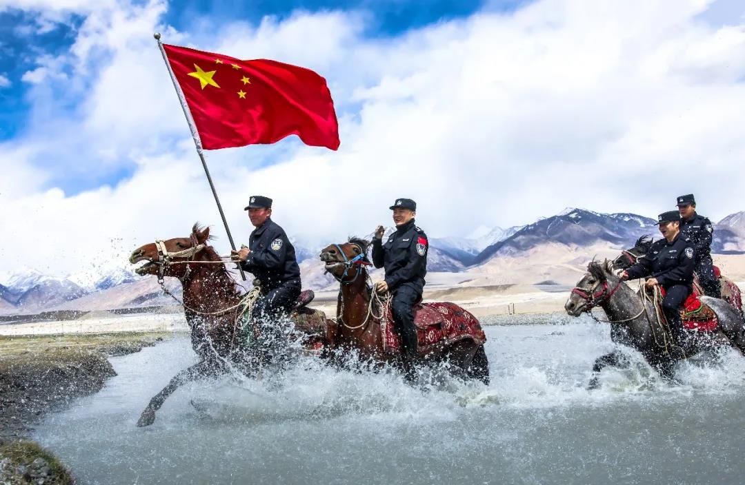 这位亮出党徽感动全网的牧民，曾经是护边员！